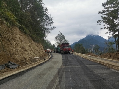 知子羅公路改造工程加快鋪筑柏油路面